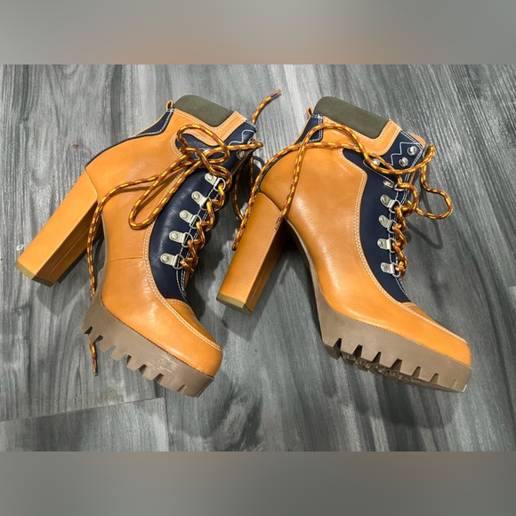 Stylish Tan and Navy Women's Boots - Picture 2 of 3